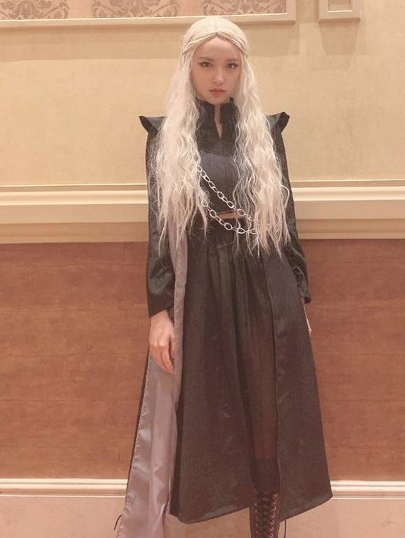 龙妈在剧里的白发造型还是蛮经典的,这次程潇晒出自己的一组白发cos照