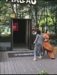 搞笑gif-被偷袭了,我追我追,算了算了懒得追了_安全距离