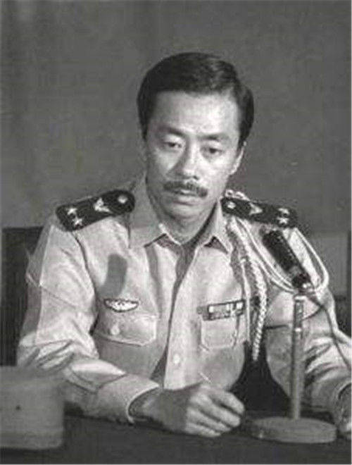 司令为追到空姐,放出狠话:若不成功,就把飞机打下来,后怎样