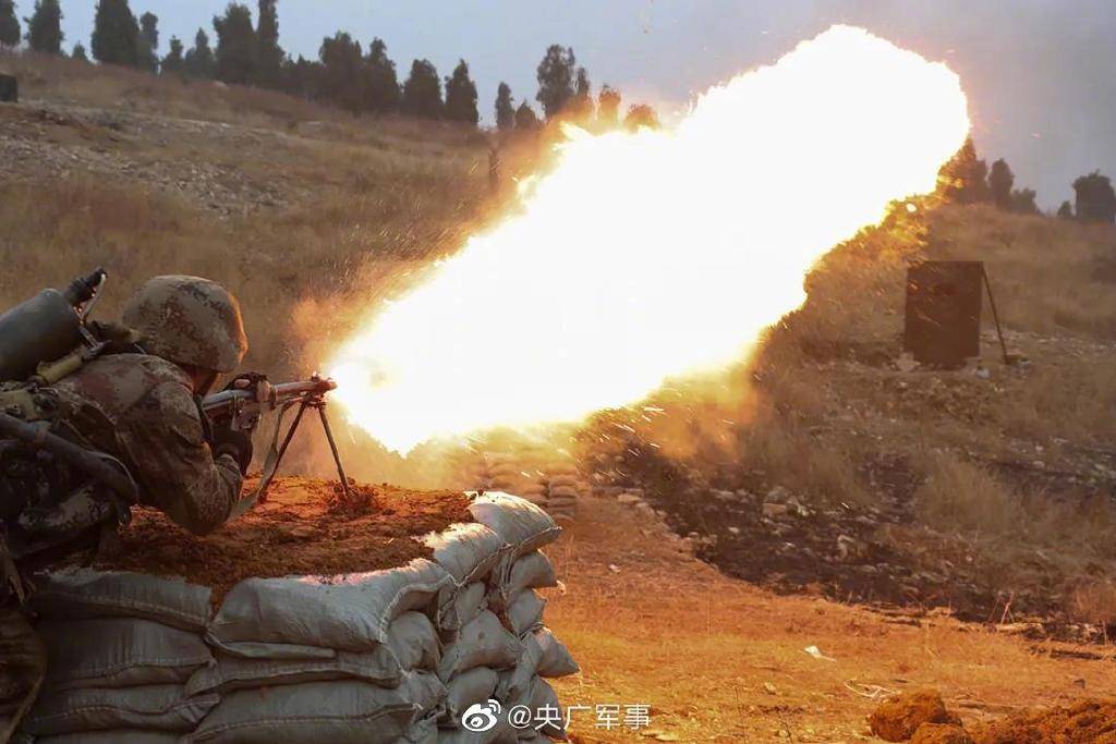杀伤力爆表!解放军喷火兵大型玩火现场