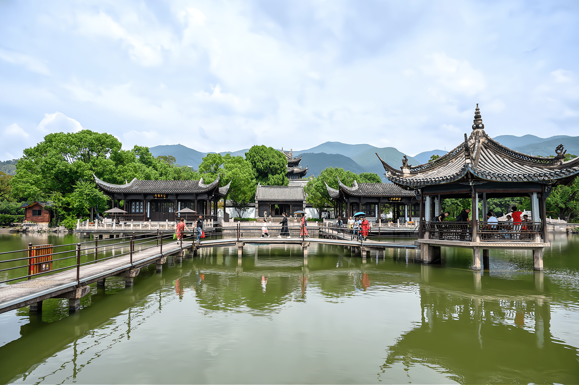 浙江杭州有西湖台州臨海有東湖面積雖小景色卻可媲美西湖