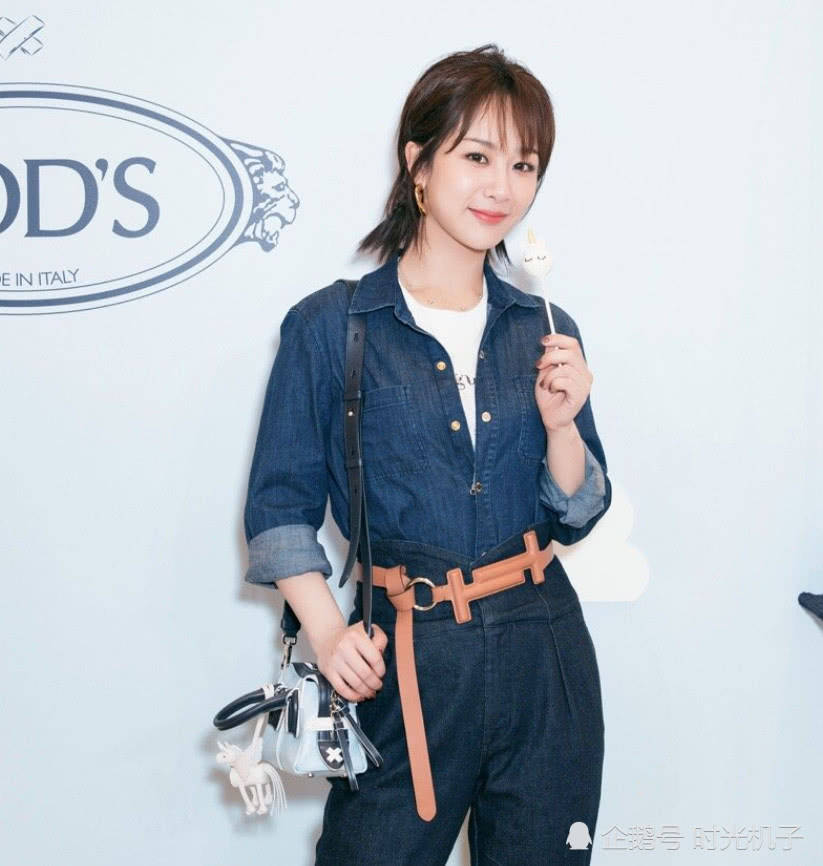 杨紫又变样了?一身牛仔衣元气满满,人不瘦下巴却变尖了