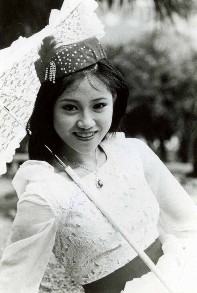 59岁"傻姑"自曝不会回tvb,谈与男友相恋过程,恩爱41年不婚育_陈安莹