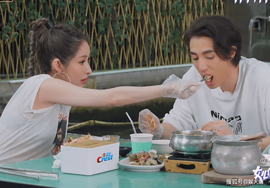 接下来就是和黄皓的朋友们一起坐下来吃饭一幕,看到黄皓给自己夹菜后