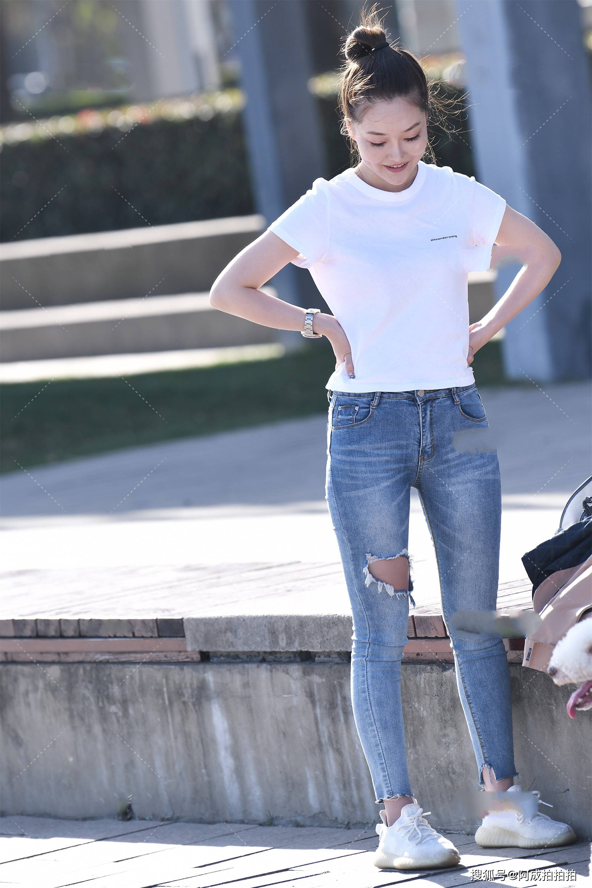 白色t恤搭配浅色裤子,青春活力又亮眼