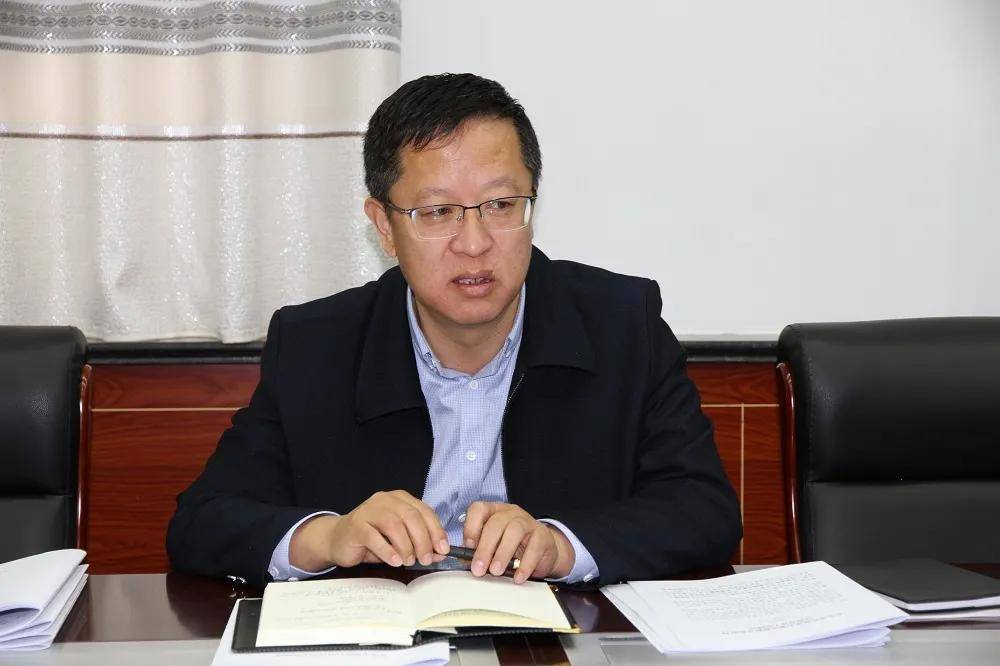 11月5日,子洲县人民检察院党组书记刘世雄主持召开党组(扩大)会议