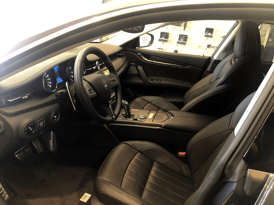 内饰采用了高品质的实木和真皮材料.