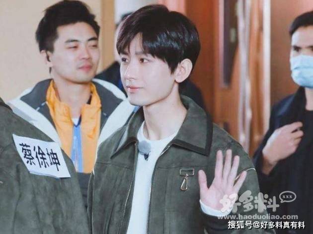 蔡徐坤与成毅长得好像蔡徐坤成毅谁更火谁的实力强