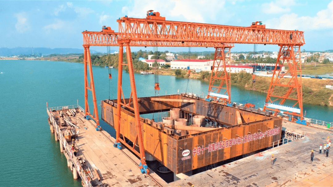 南玉高铁又有新进展六景郁江特大桥钢围堰顺利下水