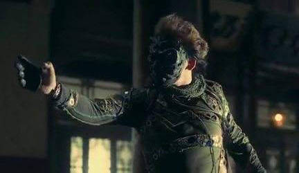 中一直都戴着面具,饰演漫画原著中的大反派火云邪神.