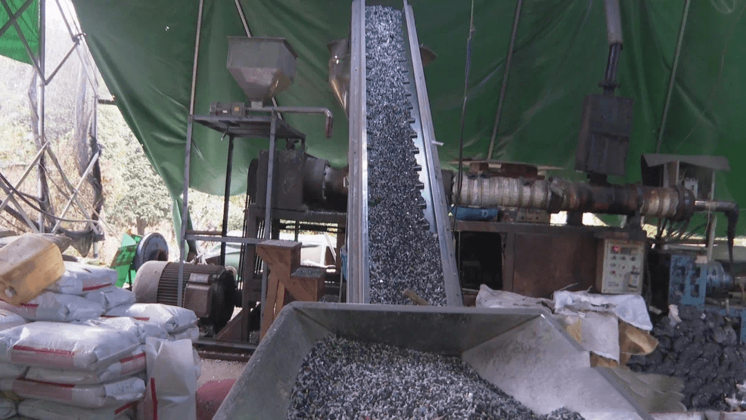 目前加工厂还没开几个月,加工而成的塑料颗粒售往永康等地