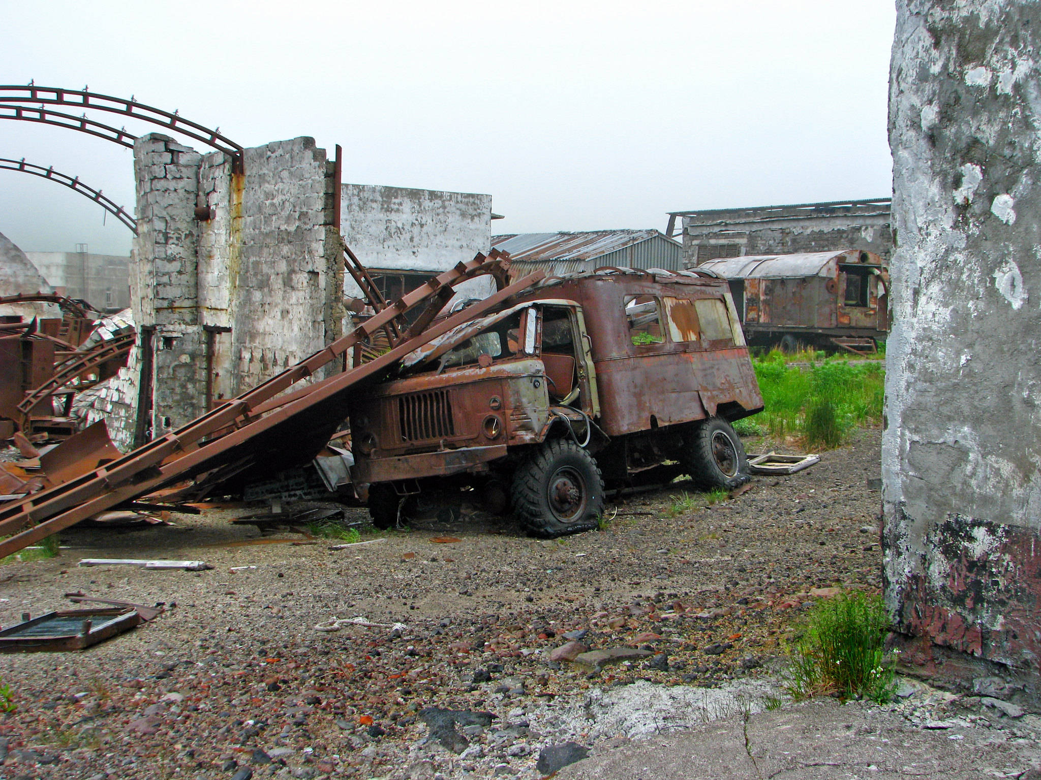 废弃的俄罗斯小镇:物资紧缺连一块玻璃都很重要,当地居民从中国网购