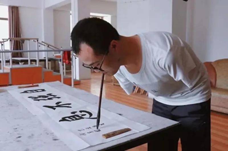 一纸水墨落云烟口撰珠玑代相传访口书书法家何子龙