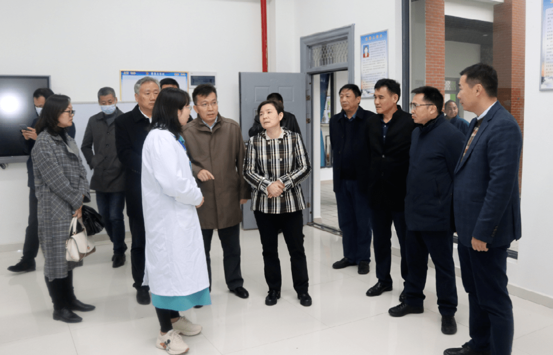 厅长刘艳红,省人社厅办公室副主任张伟,宣教政务处处长彭小松,机关