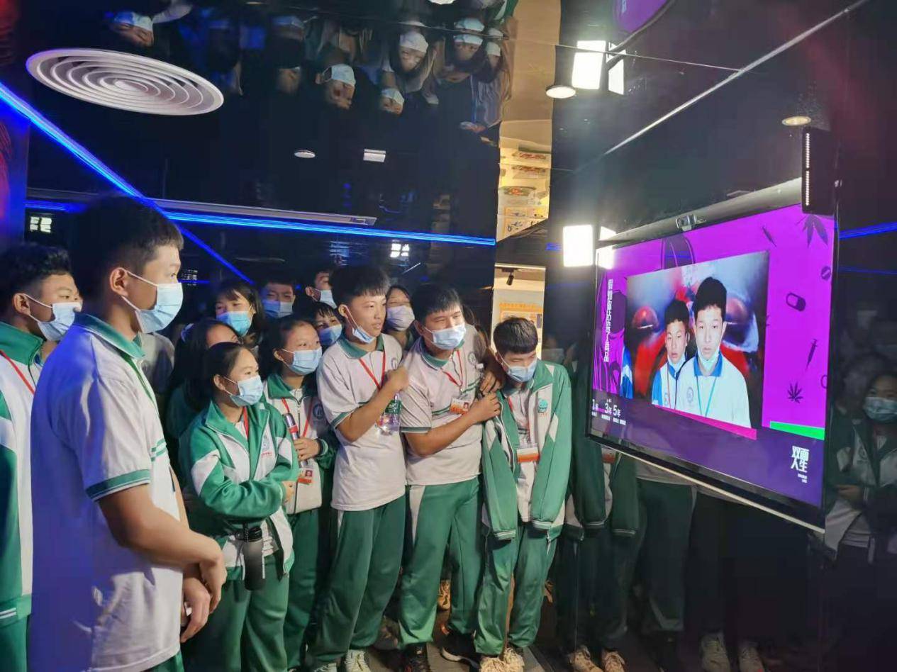 天河区龙洞街禁毒办在禁毒社工的主导下,组织龙圣学校108名学生