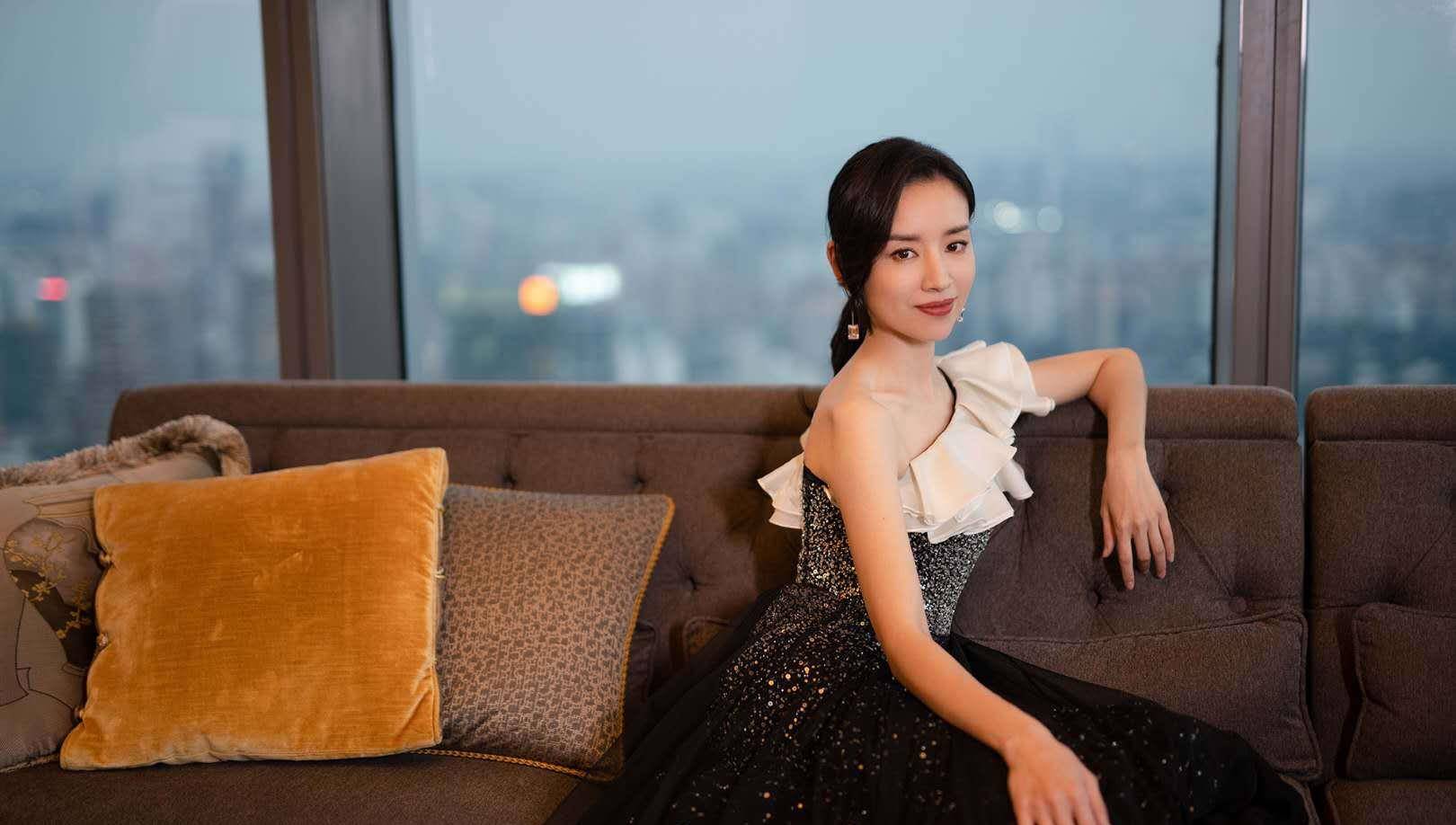 董洁亮相上海时装周一袭荷叶边星空长裙美得优雅惊艳