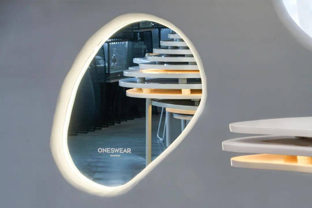 多重矛盾构建出的异形空间梵誓珠宝上生新所店