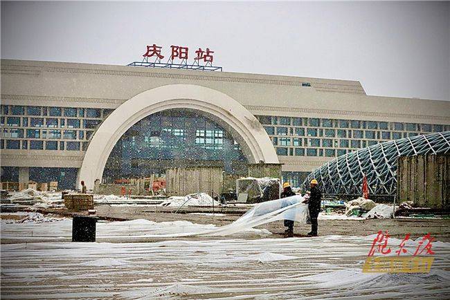 风雪中的坚守_西峰