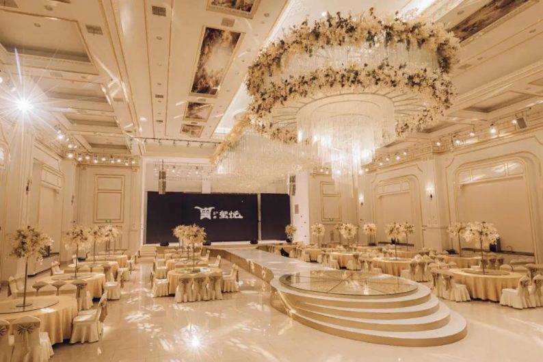 婚礼堂发布投资上亿2万多方8大十米无柱挑高宴会厅