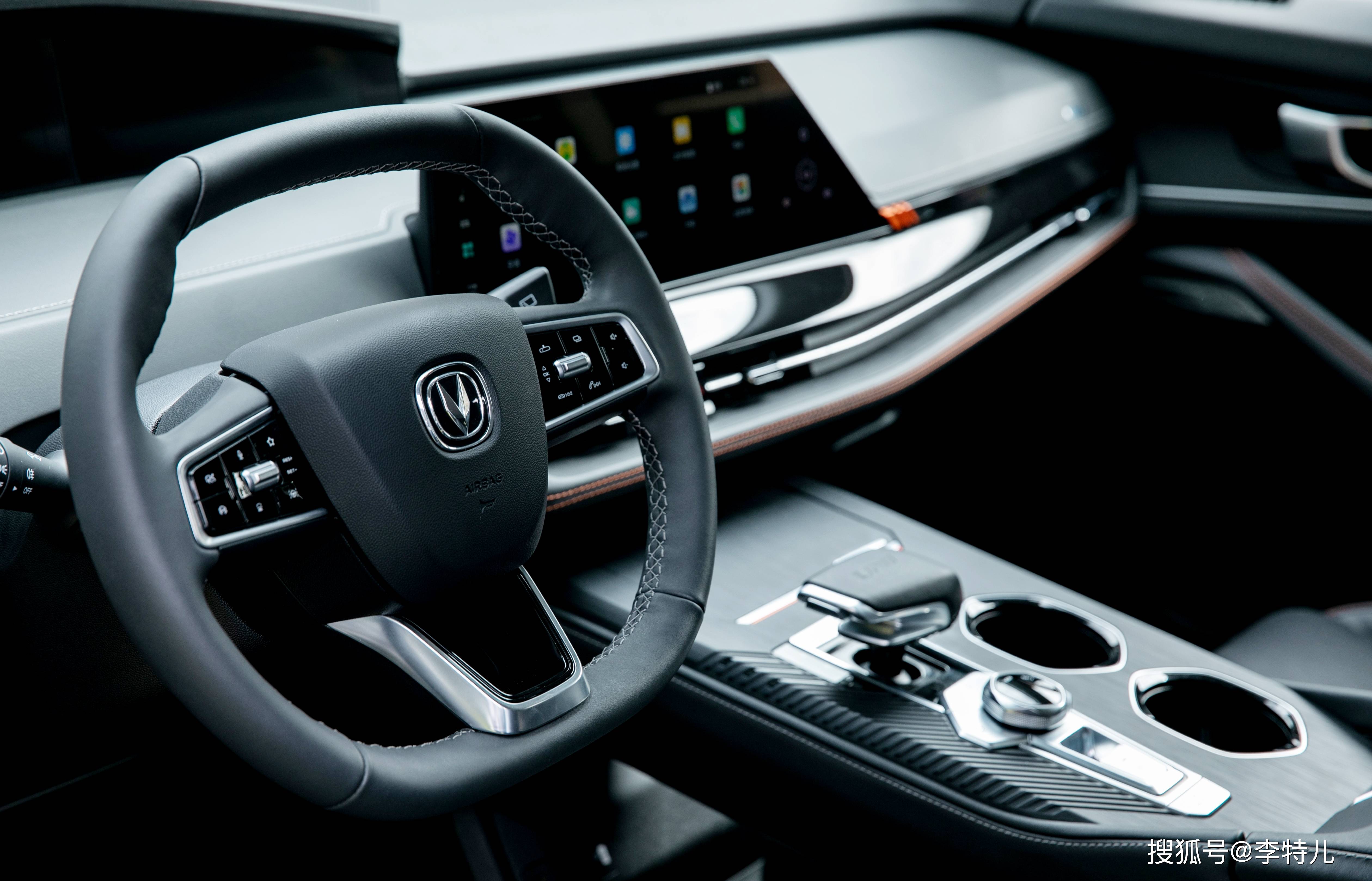 长安unik首次亮相搭载20t蓝鲸动力定位中大型suv或突破18万