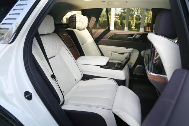 红旗e-hs9抢先试驾_后排