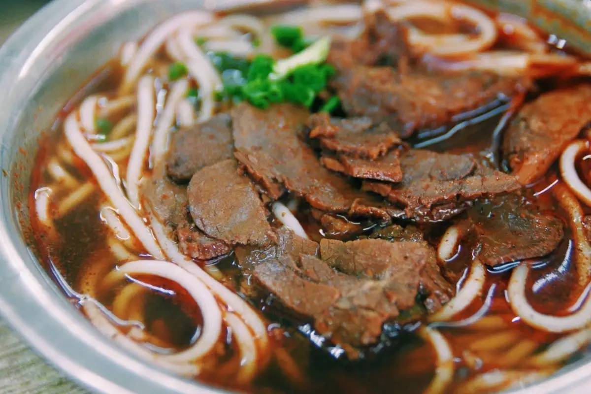 牛肉粉在贵阳人的心中分量同样不低,一碗好吃的牛肉粉可以成为贵阳人