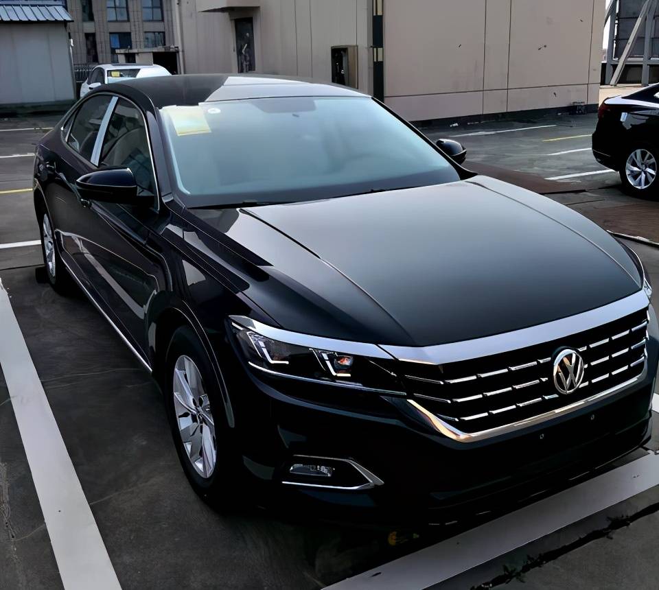 实拍上市2个月的大众帕萨特商务气质太强价格却很优惠