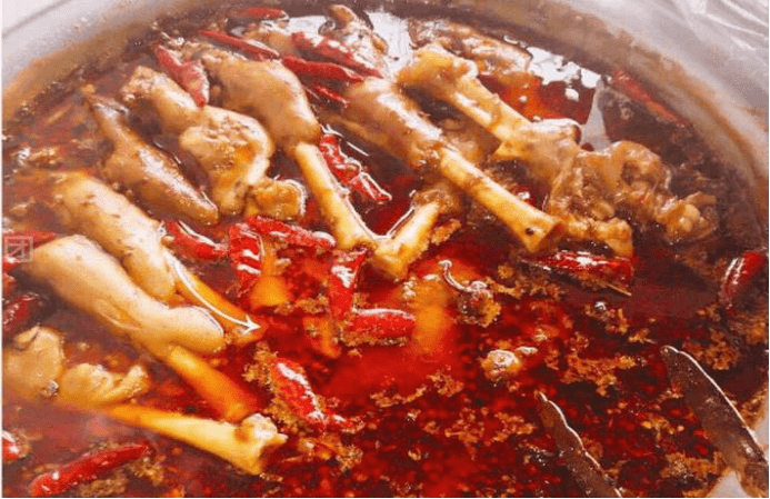 分锅式现捞技术中,五香卤油和辣卤卤油,要分类对待