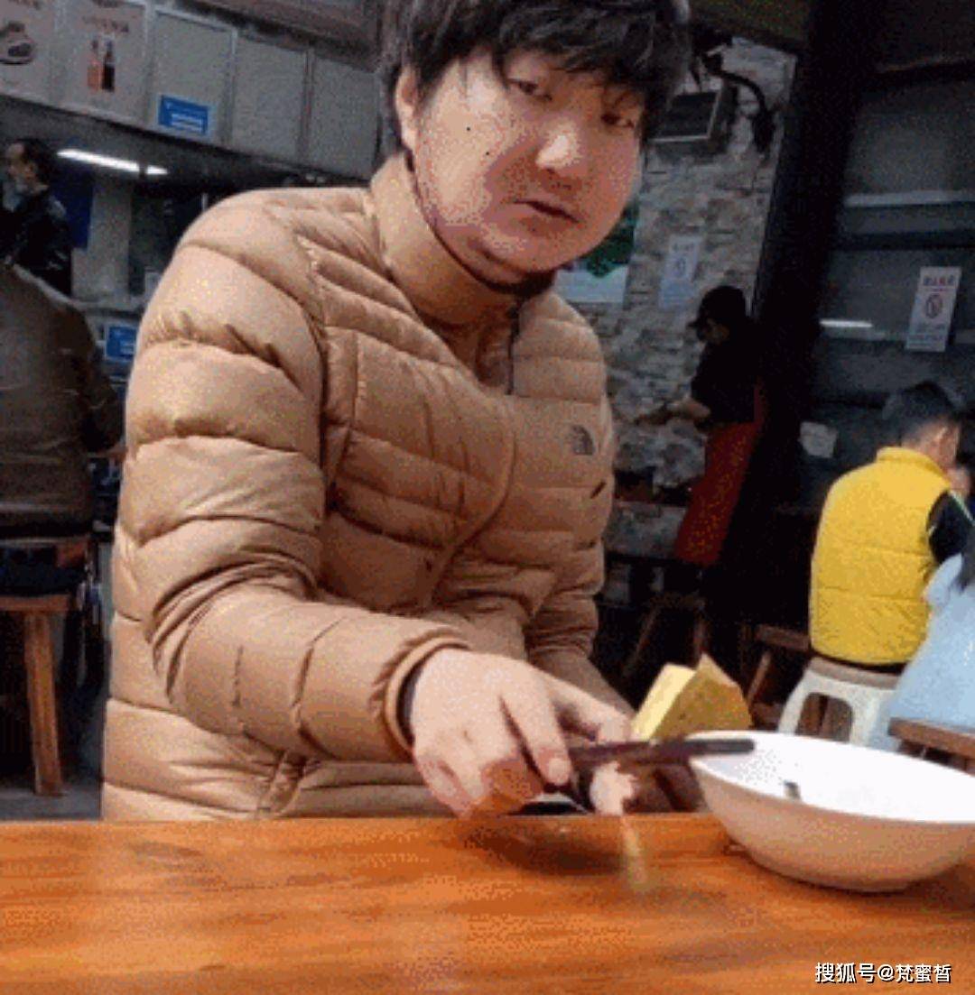 43岁王大治路边摊狼吞虎咽头发斑白邋遢不已魅力能吸引董洁