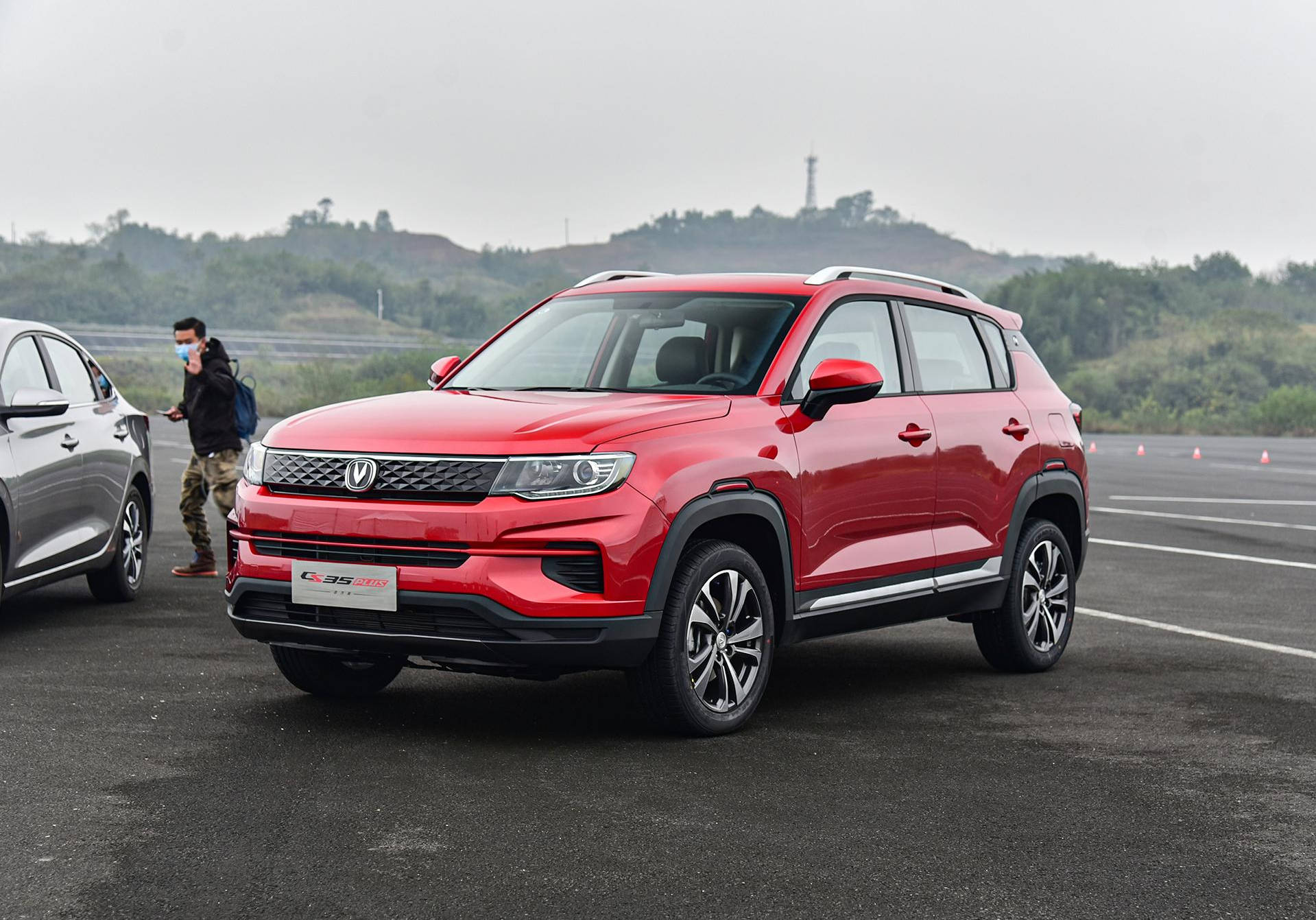 长安cs35plus荣耀百万版正式上市 售价6.99万起