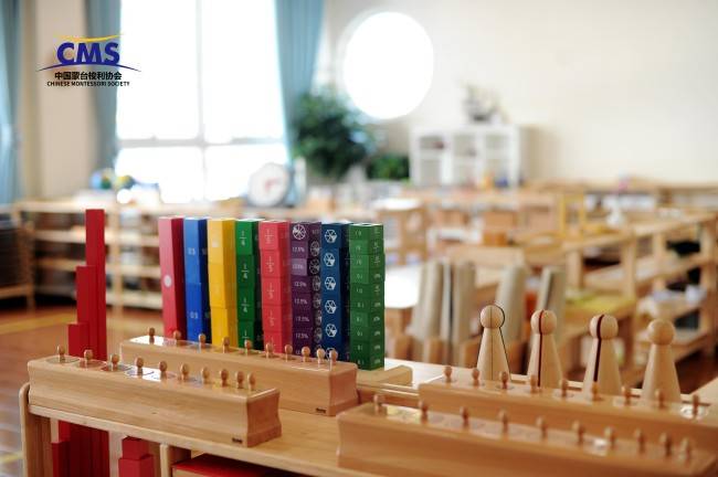 理论上讲它是一个拥有完备环境的蒙台梭利教室,环境配备以幼儿为中心