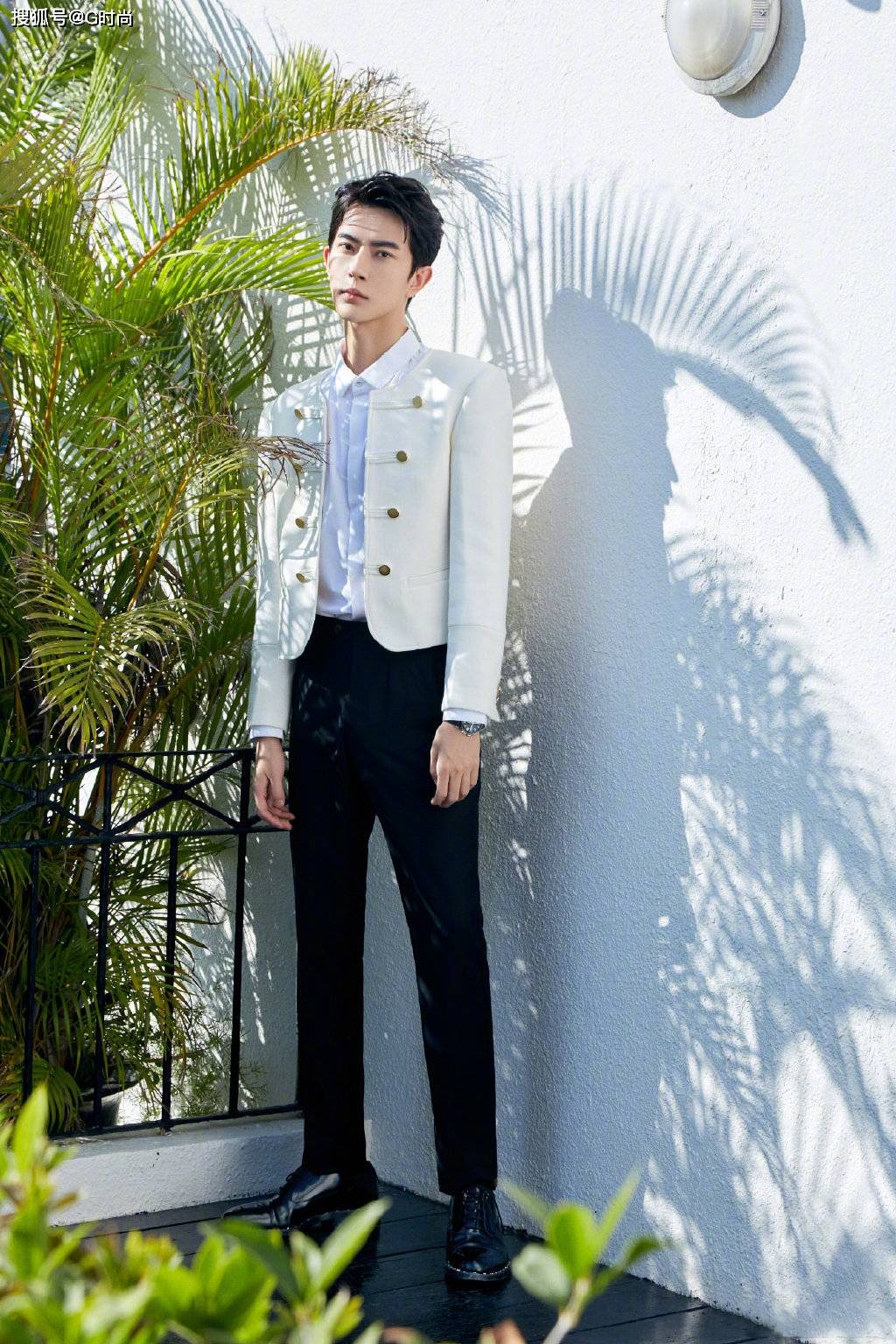 于朦胧身穿白色复古宫廷风双排扣夹克 优雅清新