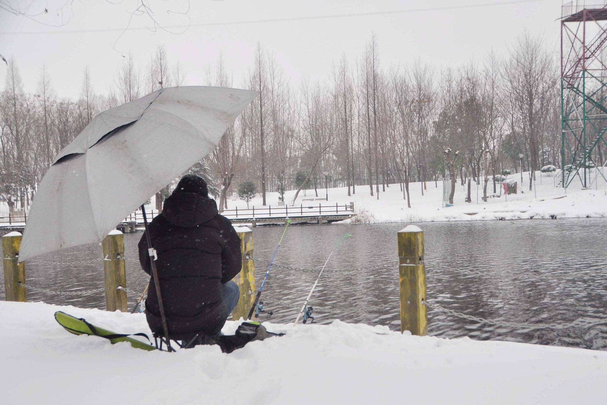 冬天河边钓鱼真实图片图片