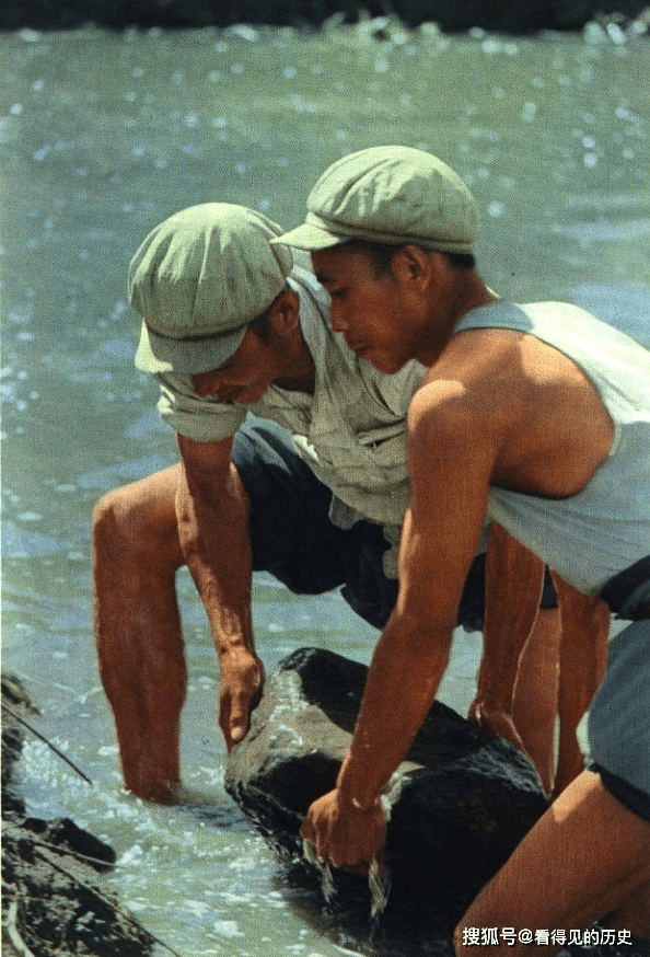老照片 60年代回乡当农民的大学生村官