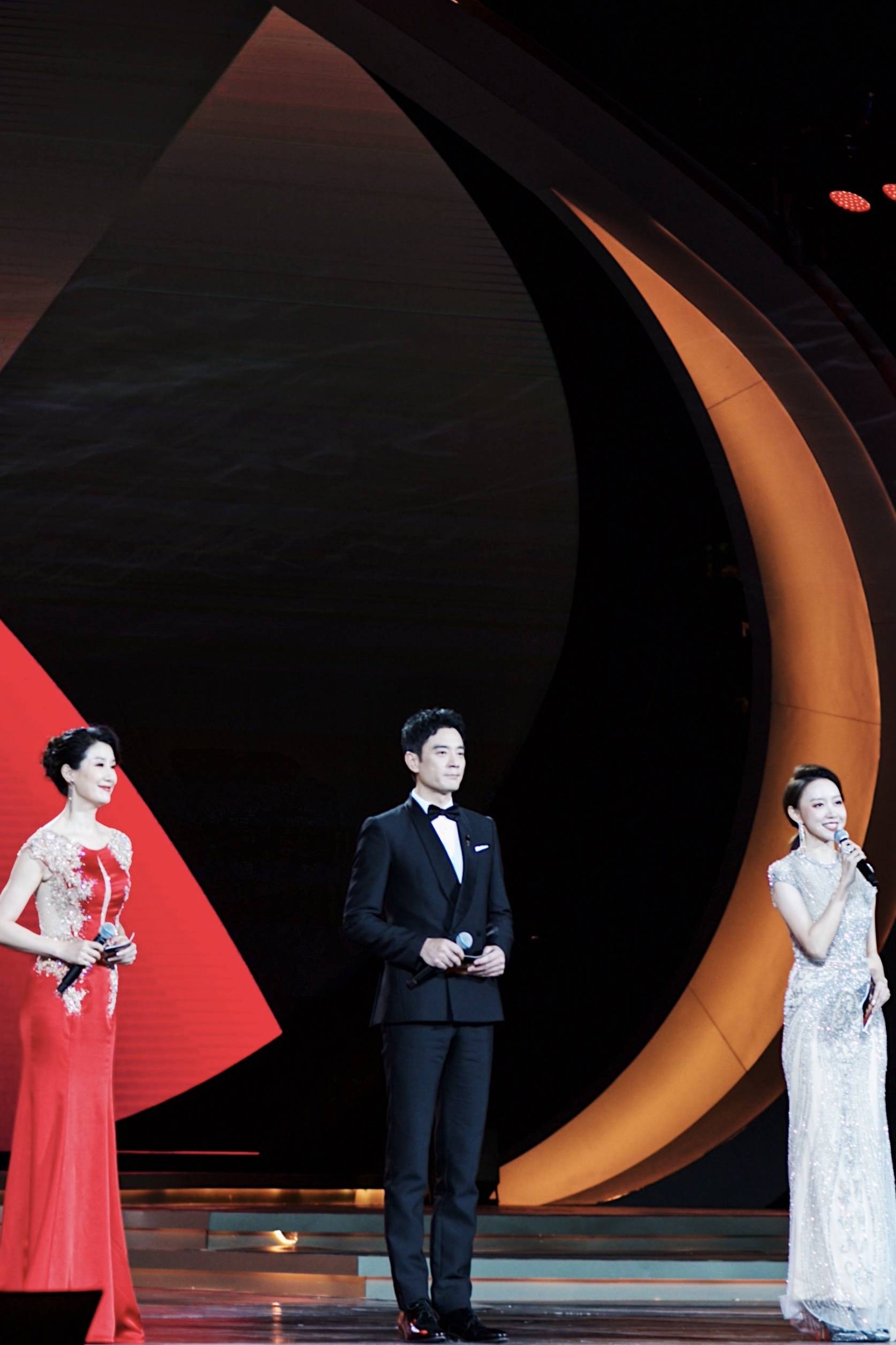 李光洁跨界主持金鸡奖开幕式现场挑战闽南语