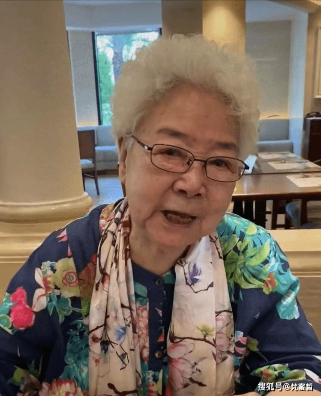 岁田华近照曝光,白发苍苍依然精神抖擞,命运凄凉不落风骨