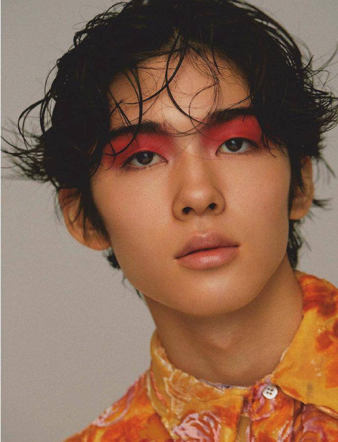 日本第一美少年登开年刊涂大红唇湿发撩人2岁就登台表演