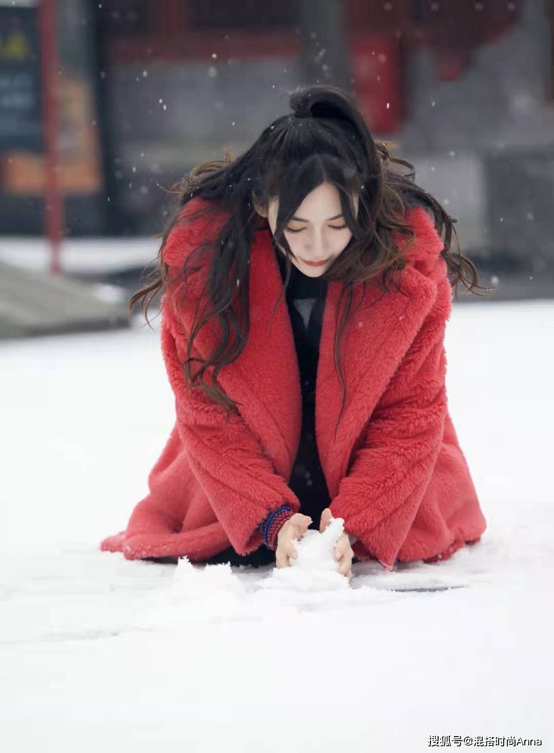 angelababy晒故宫玩雪照身穿红色大衣雪花飞舞雪景美人更美