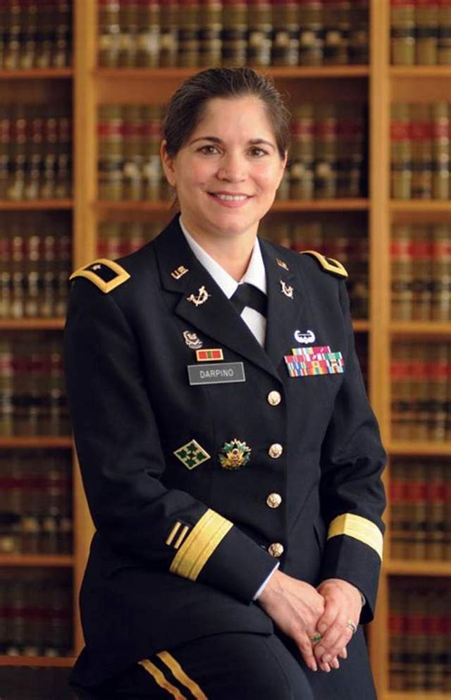 美军的美女军法官,中将军衔,首位担任陆军军法署长的女性