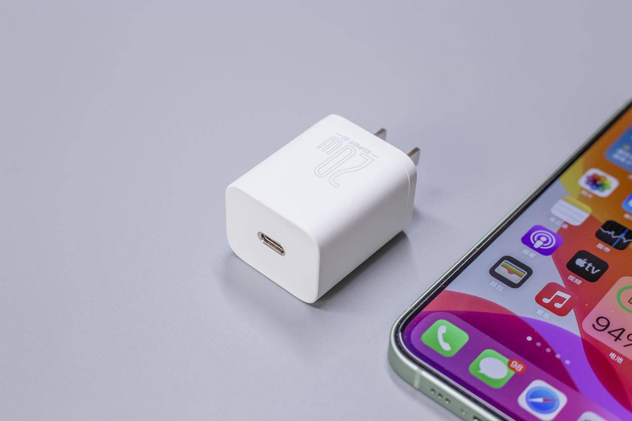 iphone12配件秀实惠兼容性强的pd20w充电方案倍思超级硅充电套装体验