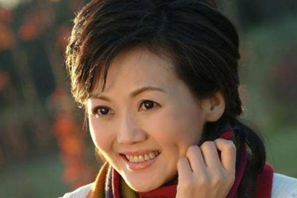 原创央视知名台花清华大学硕士毕业今40多岁未婚如冰山美人