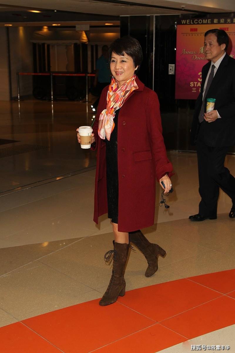 梁安琪贵气的真高调豹纹皮草露烈焰偏襟衫飒爽短发配皮裤带劲