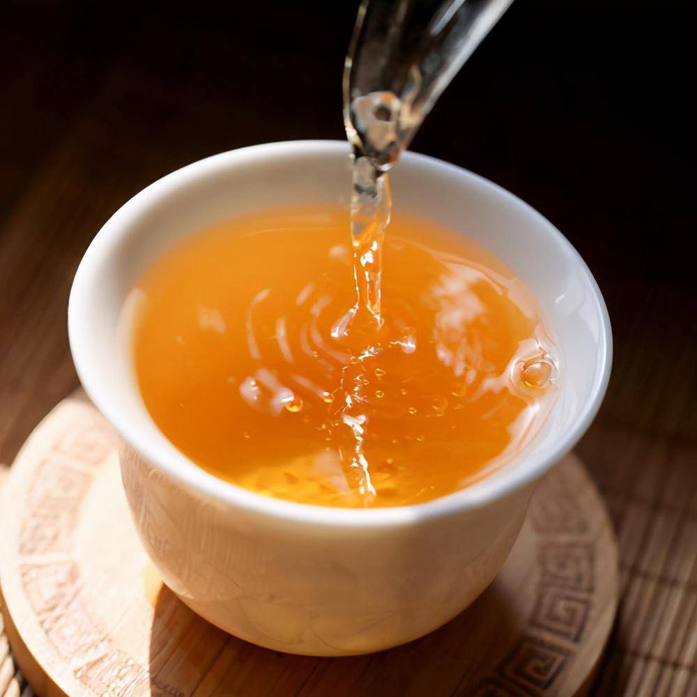 汤色:不同年份的有不同的变化,新茶汤色清亮,存放三年的老班章茶汤色