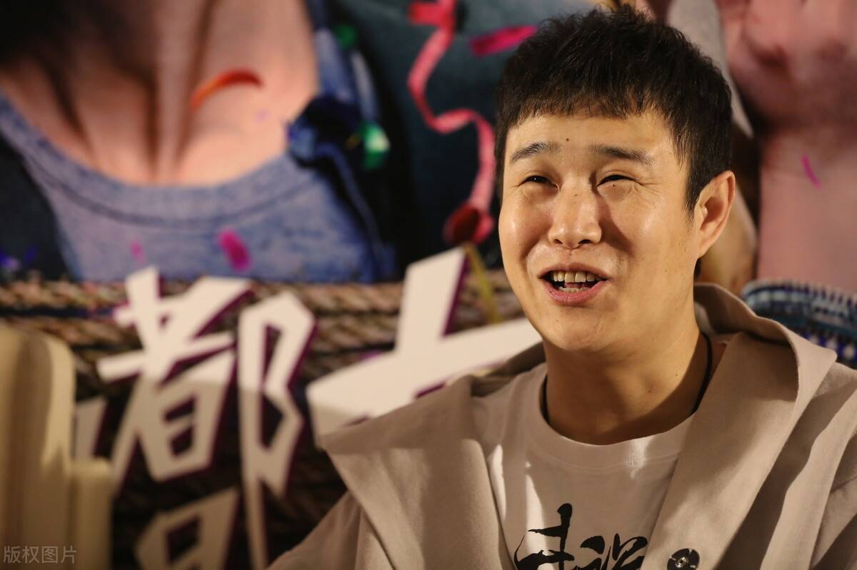 一夜爆红的小沈阳,曾为生存被打被威胁,不惜"扮丑"自毁形象