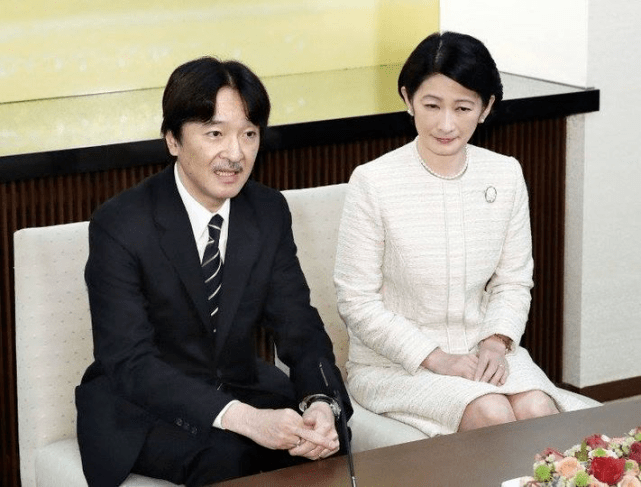 原创纪子妃全家福真温馨母凭子贵笑颜似狐狸14岁独苗颜值堪忧