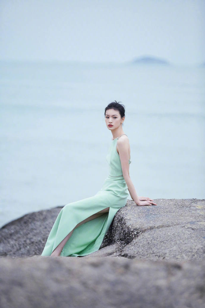 邱天穿露背装秀曼妙曲线 侧颜绝美尽显清冷气质-搜狐大视野-搜狐新闻