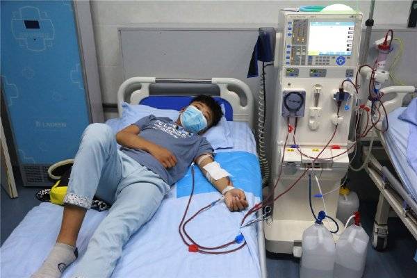 21岁男孩患尿毒症学修手机自救换肾