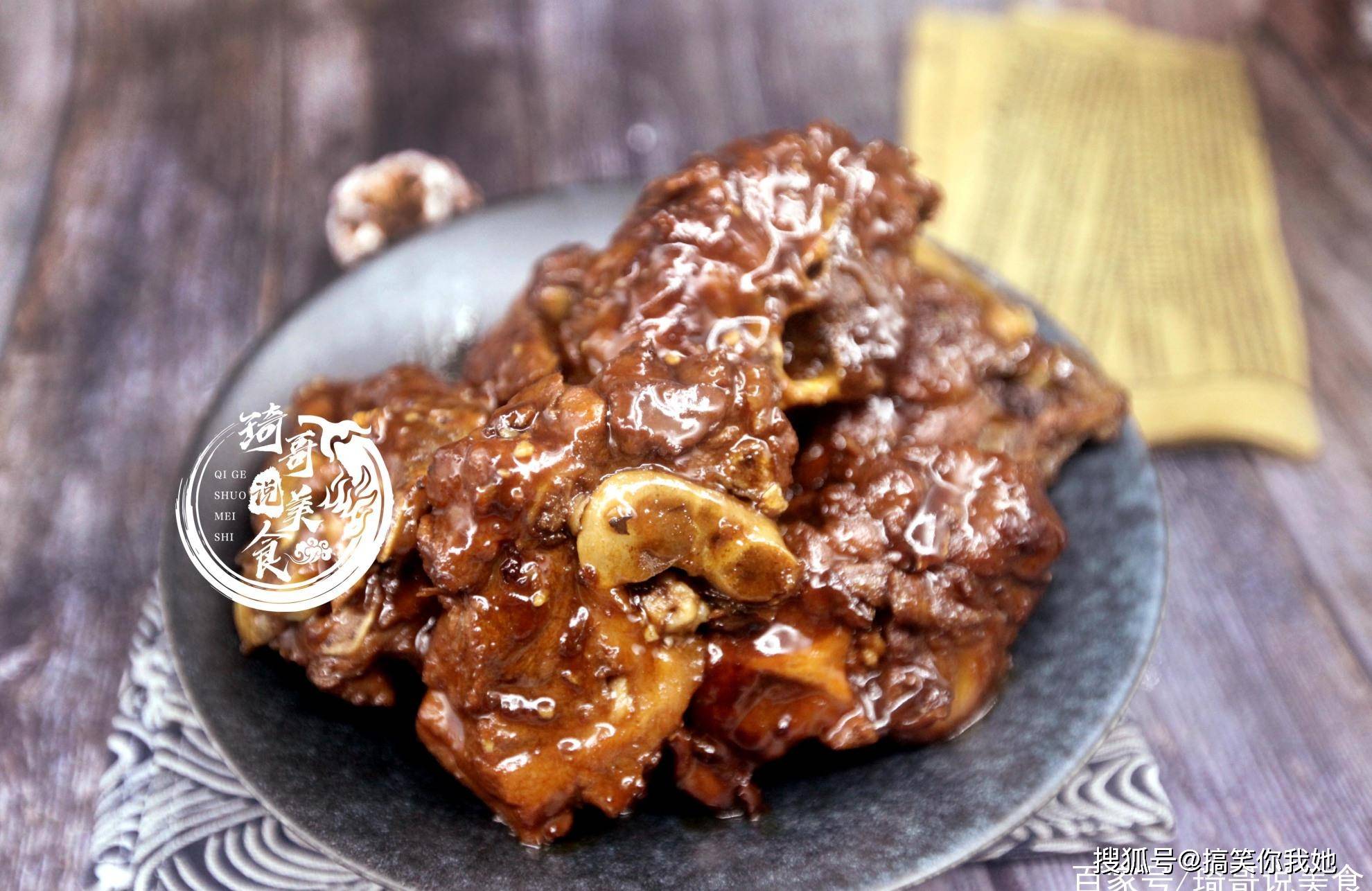 红烧猪脊骨需要解决2个问题,第一个是去除猪肉的腥味,第二个是给菜肴