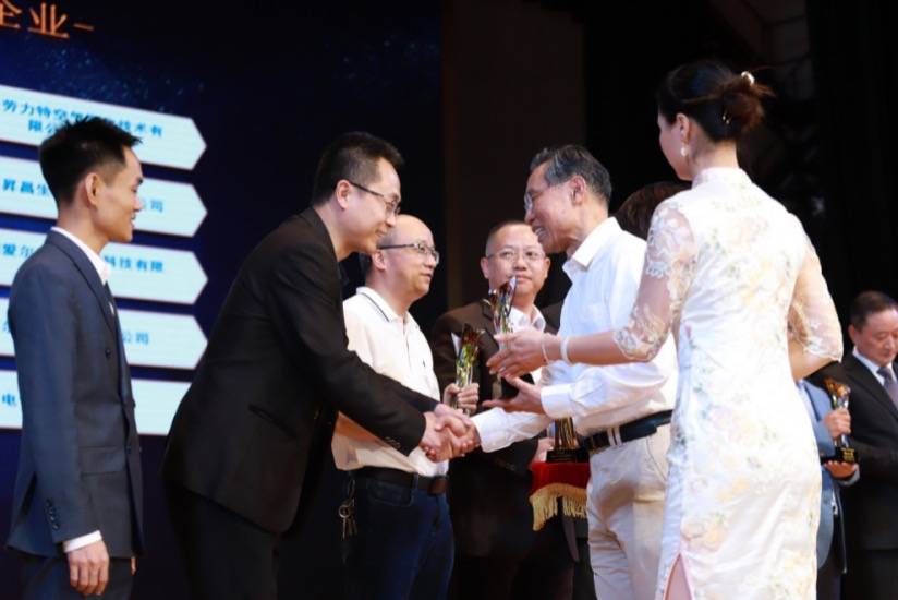 空净业奥斯卡！钟南山院士为海尔空调新风产品颁发“南山奖”-家电圈官网