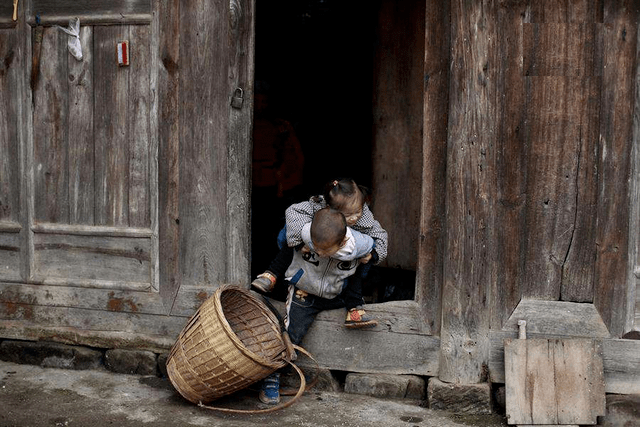 原创妹妹产女八个哥哥陪产家人没有重男轻女真的太幸福了